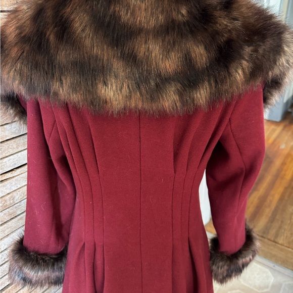 Collectif Pearl Coat in Cranberry / Burgundy - Picture 2 of 5